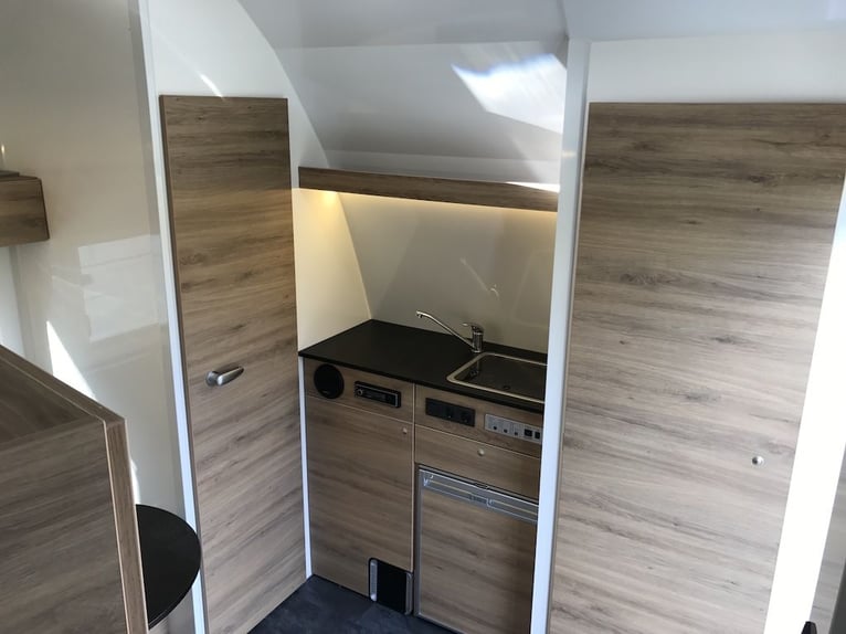 RJH 675 - Carrière pour 3 chevaux avec logement, lit double, douche, poids maximum autorisé : 3,5 to