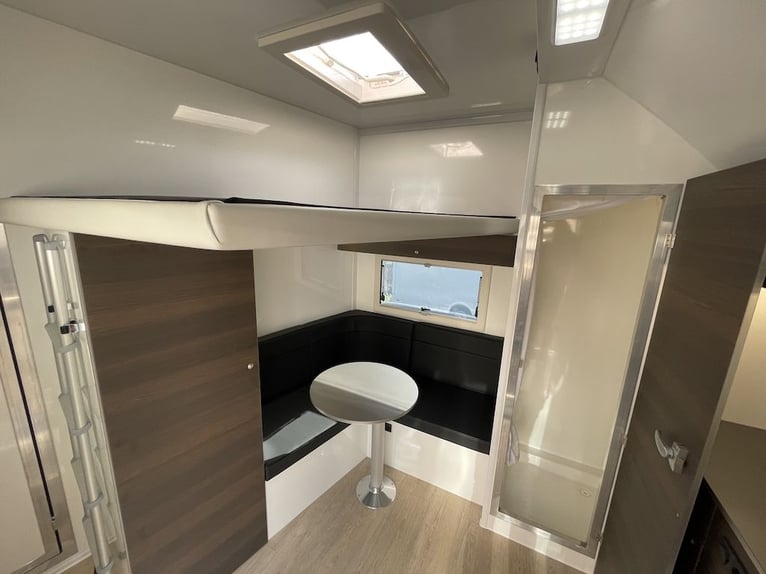 RJH 675 - Carrière pour 3 chevaux avec logement, lit double, douche, poids maximum autorisé : 3,5 to