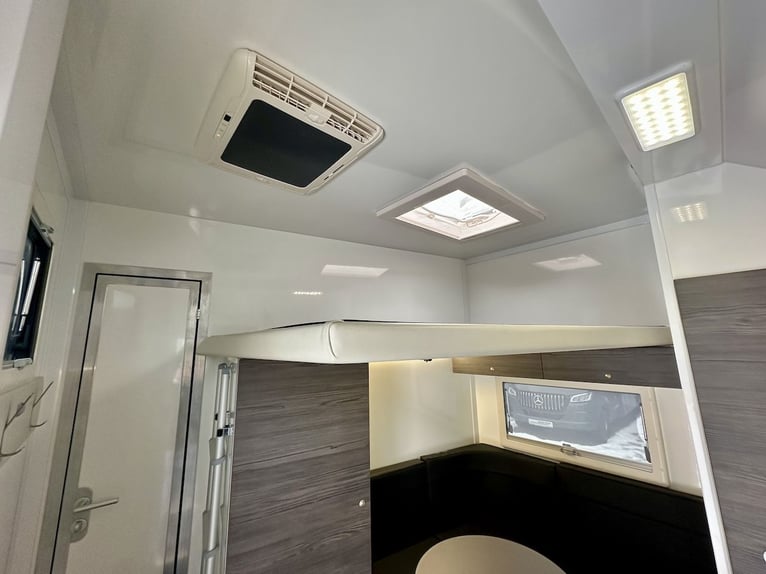 RJH 675 Trailer für 3 Pferde mit großer Wohnung, Dusche und Doppelbett – Gebrauchtfahrzeug