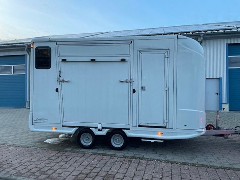 Transporteur de chevaux, remorque pour chevaux DT Trailer, étalon avec logement, van pour chevaux