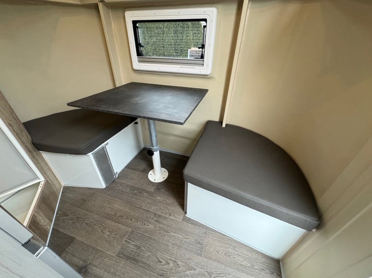 Transporteur de chevaux, remorque pour chevaux DT Trailer, étalon avec logement, van pour chevaux