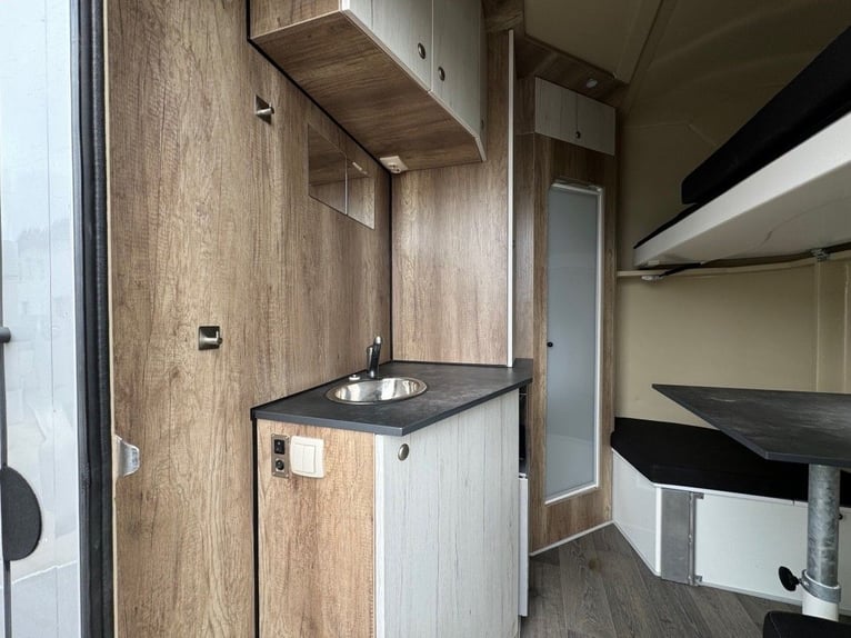 Transporteur pour chevaux, remorque pour 2 chevaux avec rampe latérale et logement, remorque pour ch