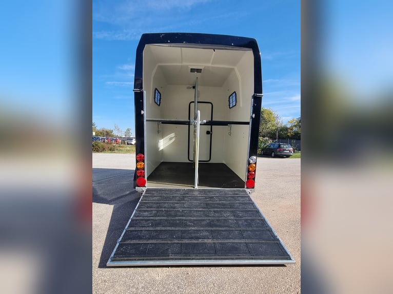 Remorque pour chevaux MatriX 2 en polyester entièrement en plastique
