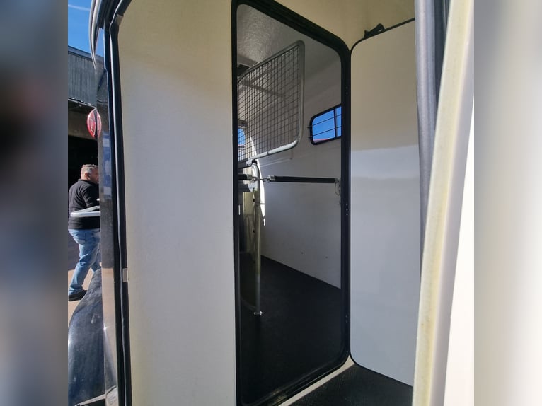 Remorque pour chevaux MatriX 2 en polyester entièrement rempli