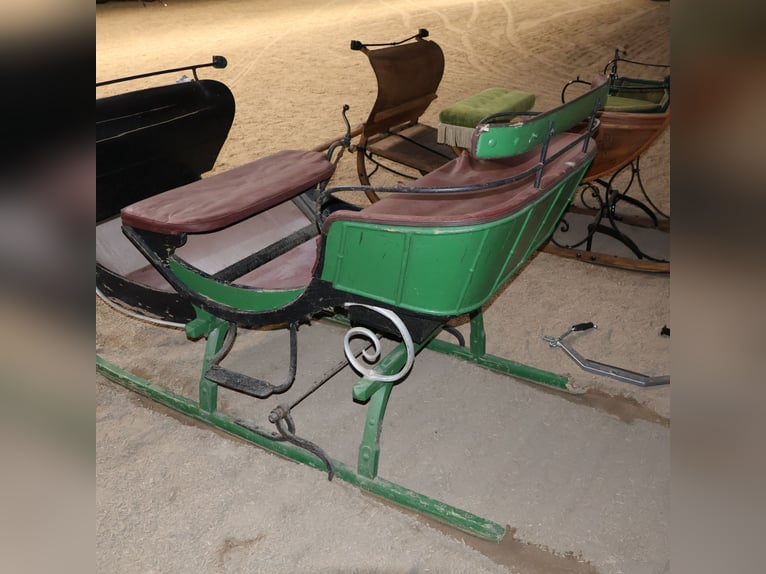 Calèche ancienne pour chevaux, voiture à cheval, décor historique, traîneau antique