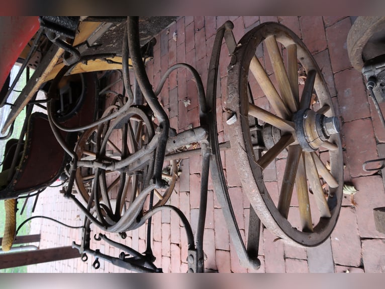 Trouvaille dans la grange, ancienne calèche en bois