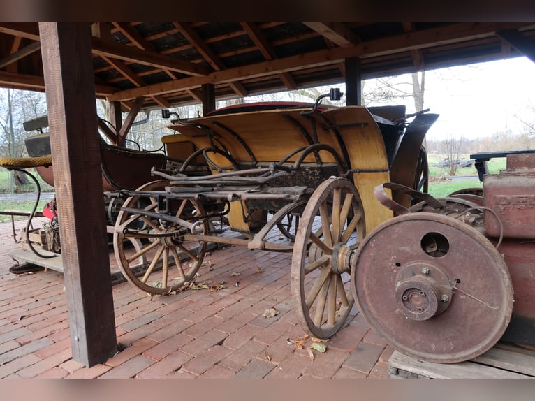 Trouvaille dans la grange, ancienne calèche en bois