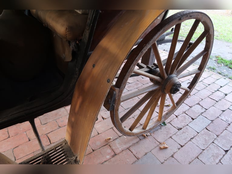Trouvaille dans la grange, ancienne calèche en bois