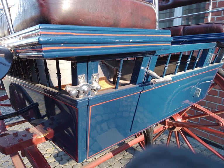 Wagonette historique des années 1920 – Bleu foncé / Rouge – Prêt à l'emploi immédiatement – Entretie