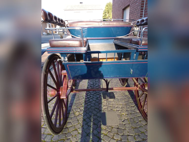 Wagonette historique des années 1920 – Bleu foncé / Rouge – Prêt à l'emploi immédiatement – Entretie