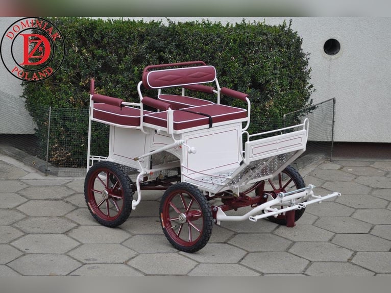 Pony carriage type 122  
Weight: 88 kg  
Track width: 90 cm  
Wheels: 12" x 12"