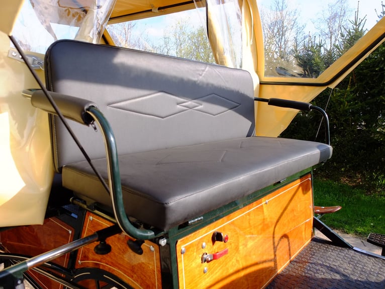 Nouveau carrosse avec roues de tracteur