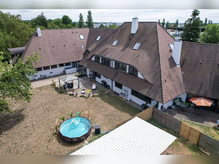 Amplia finca ecuestre con una vivienda excepcional, cinco unidades residenciales, pista cubierta y m