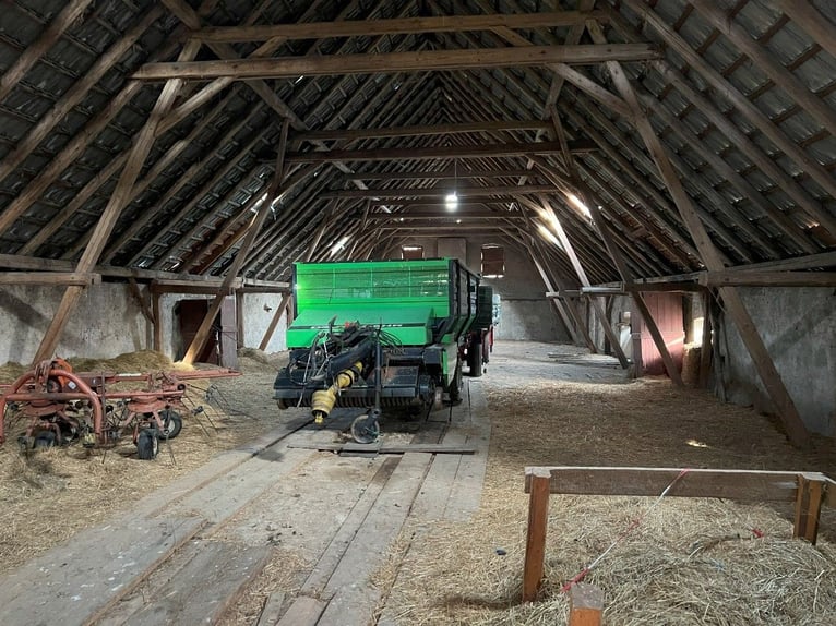 Antiguo establo de cuatro lados con un potencial de desarrollo único: finca ecuestre, complejo turís