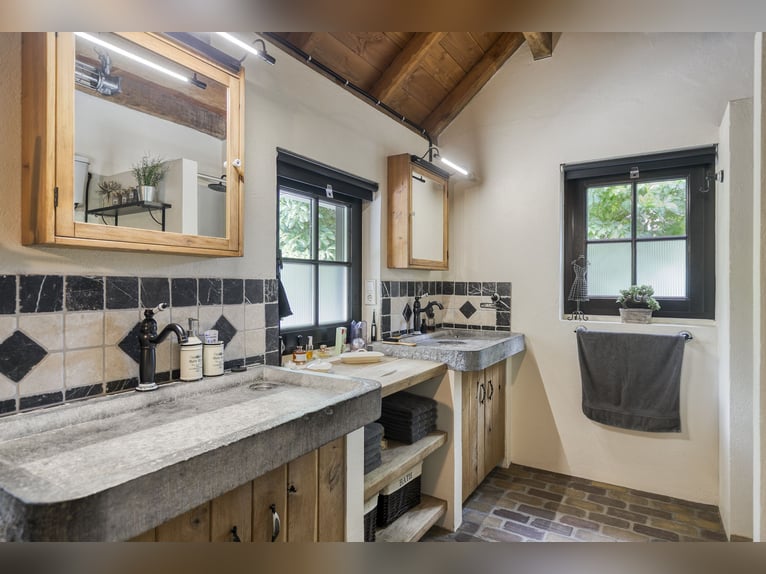 Casa de campo con alojamiento para caballos, incluyendo pista cubierta, pista al aire libre y 11 est