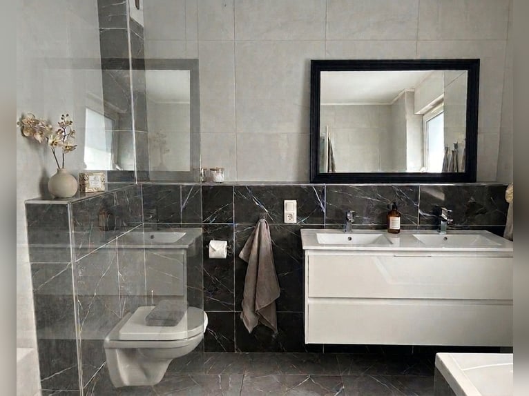 Casa moderna con instalaciones ecuestres, establos y vivienda con caballos