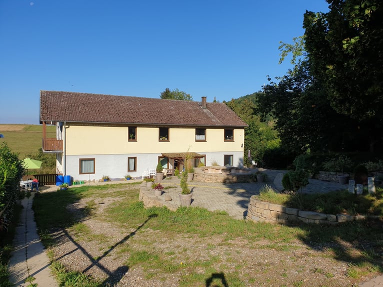 Centro ecuestre en Harz, en Bad Sachsa – Gran finca de campo con pista cubierta y ubicación aislada.