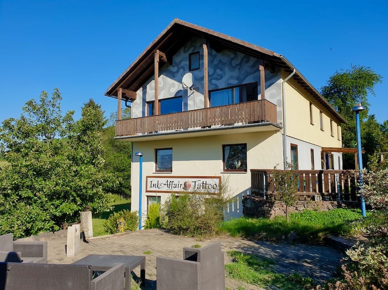 Centro ecuestre en Harz, en Bad Sachsa – Gran finca de campo con pista cubierta y ubicación aislada.