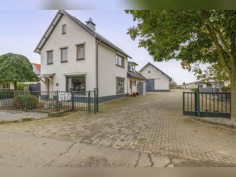 COMPACT EQUESTRIAN COMPLEX