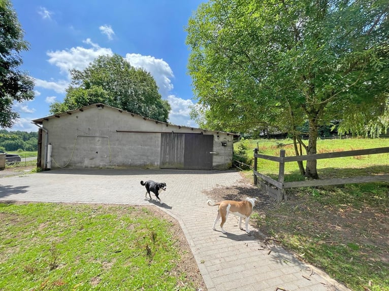 Das Anwesen befindet sich in Osthessen, im Landkreis Fulda, in der Gemeinde Hosenfeld