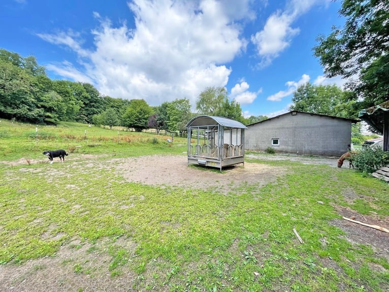 Das Anwesen befindet sich in Osthessen, im Landkreis Fulda, in der Gemeinde Hosenfeld