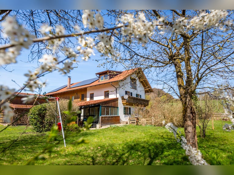 Encantadora casa de campo con área para caballos desarrollada en Zeilarn (al este de Múnich), sin co