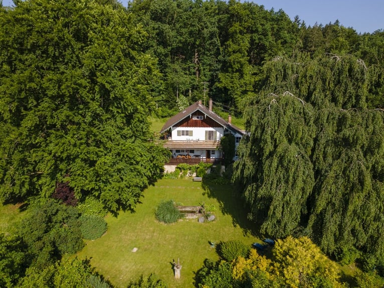 Encantadora propiedad en Chiemgau: villa, 7 hectáreas de terreno y establo, con potencial para amant