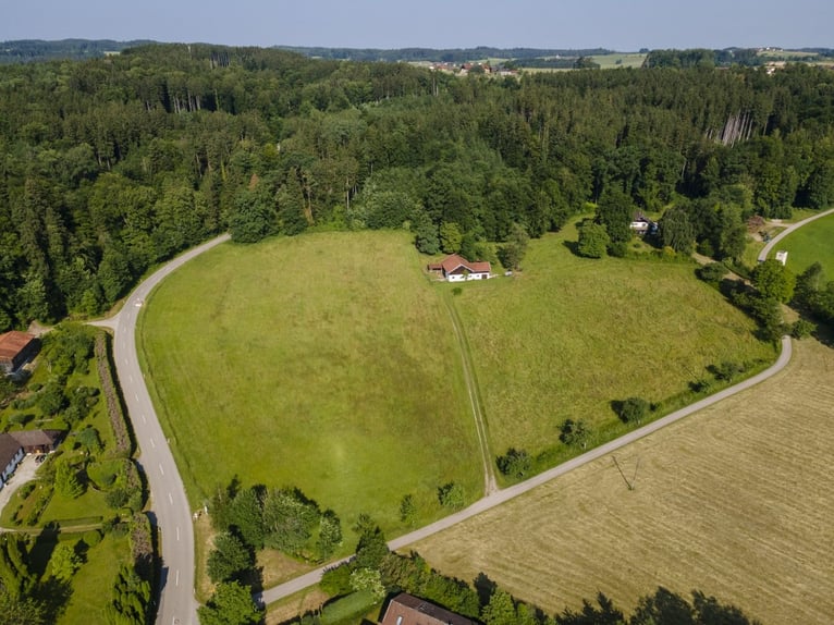 Encantadora propiedad en Chiemgau: villa, 7 hectáreas de terreno y establo, con potencial para amant
