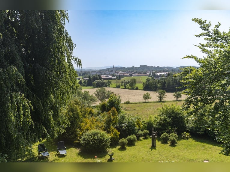 Encantadora propiedad en Chiemgau: villa, 7 hectáreas de terreno y establo, con potencial para amant
