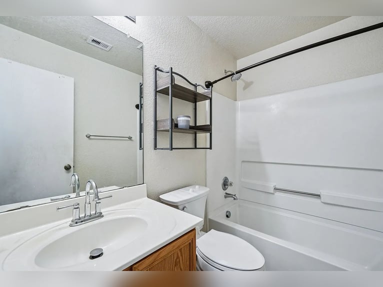 Esta hermosa propiedad de 4 habitaciones y 3 baños en venta a un precio accesible.