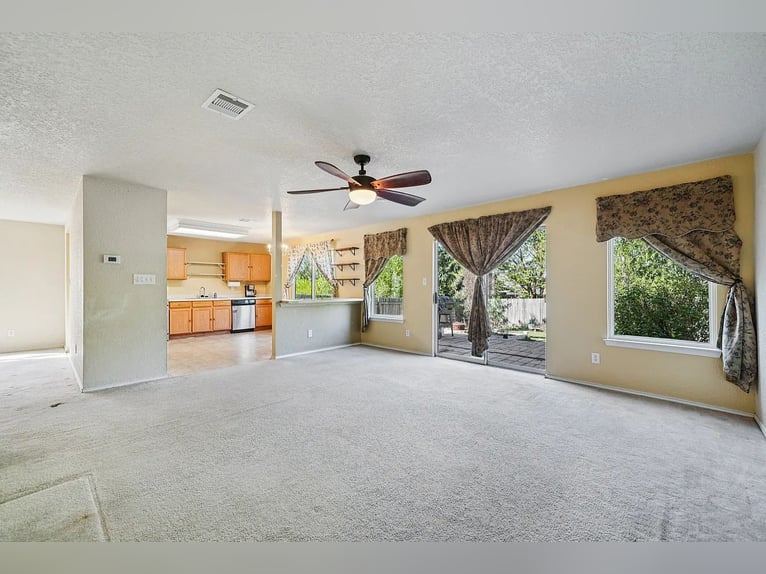 Esta hermosa propiedad de 4 habitaciones y 3 baños en venta a un precio accesible.