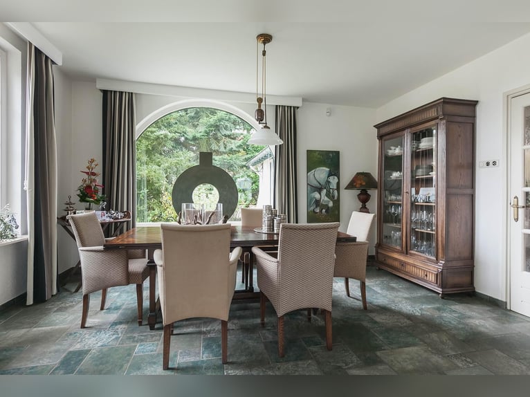 Exquisada finca privada ecuestre con pista cubierta, establos y lujosa residencia