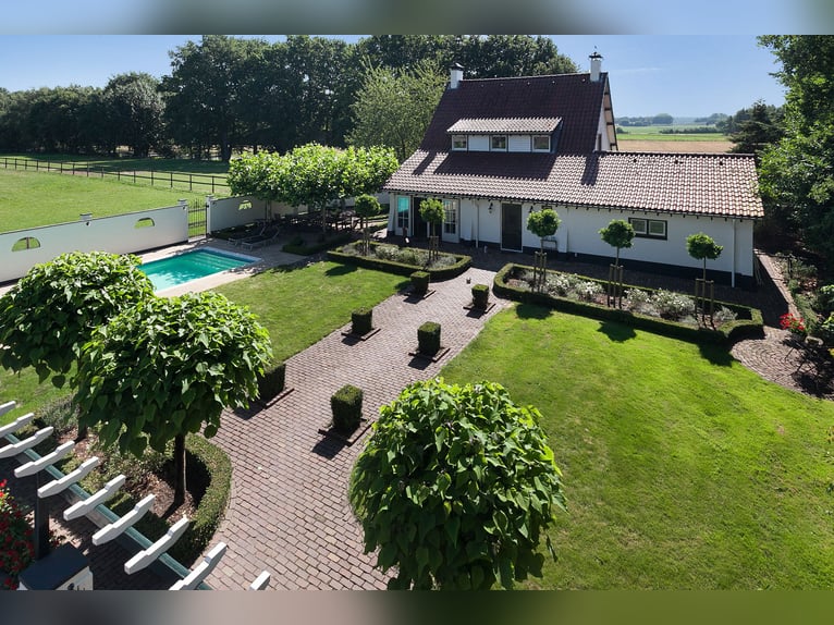 Exquisada finca privada ecuestre con pista cubierta, establos y lujosa residencia