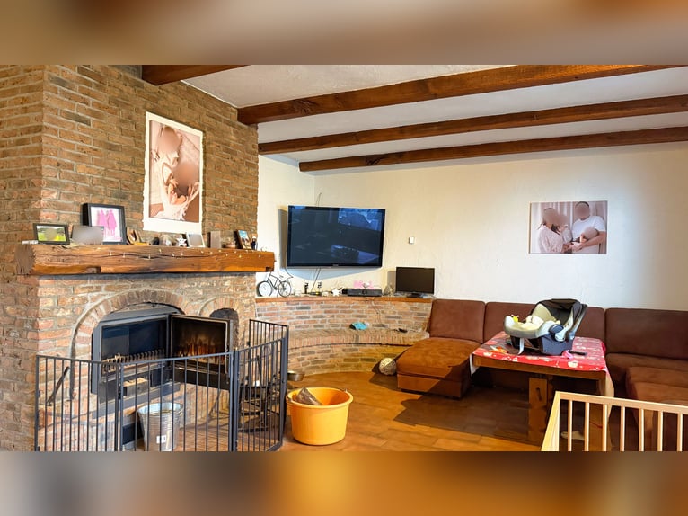 Finca con picadero cubierto, instalaciones de establos y amplias áreas de arrendamiento