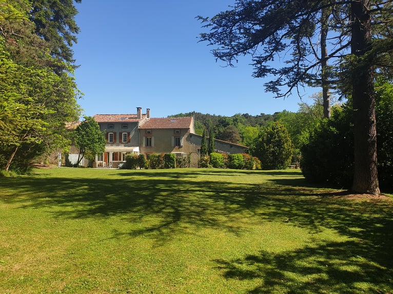 Hermosa propiedad en el sur de Francia que cuenta con tres casas, una piscina climatizada y más de 2