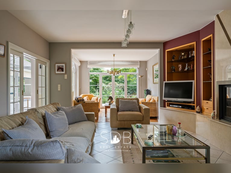 Hermoso caserón con instalaciones ecuestres en 15.804 m² en Haasdonk