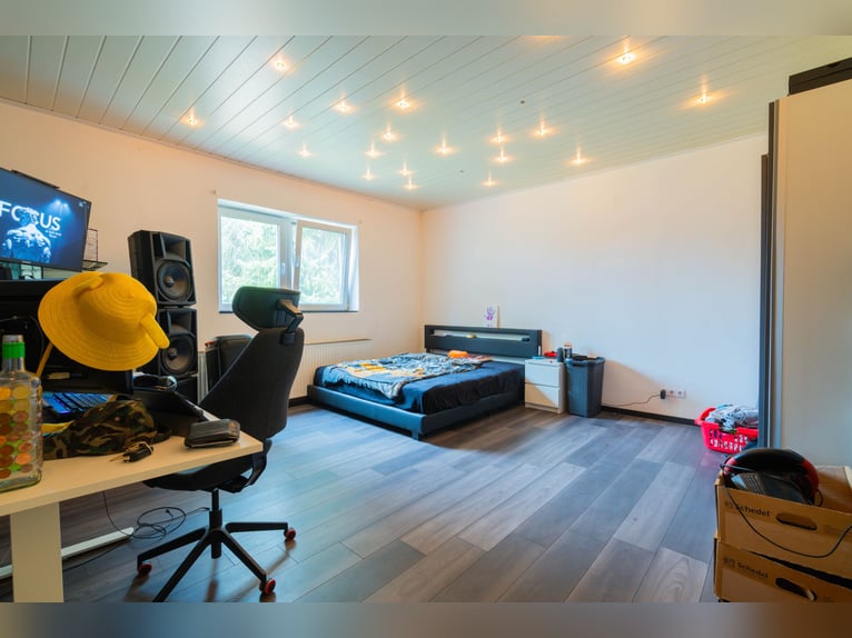 Hermoso centro ecuestre con aproximadamente 7,5 hectáreas de extensión, pista cubierta, paddock de e