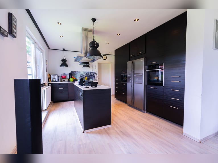 Hermoso centro ecuestre con aproximadamente 7,5 hectáreas de extensión, pista cubierta, paddock de e