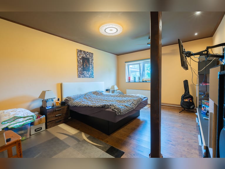 Hermoso centro ecuestre con aproximadamente 7,5 hectáreas de extensión, pista cubierta, paddock de e