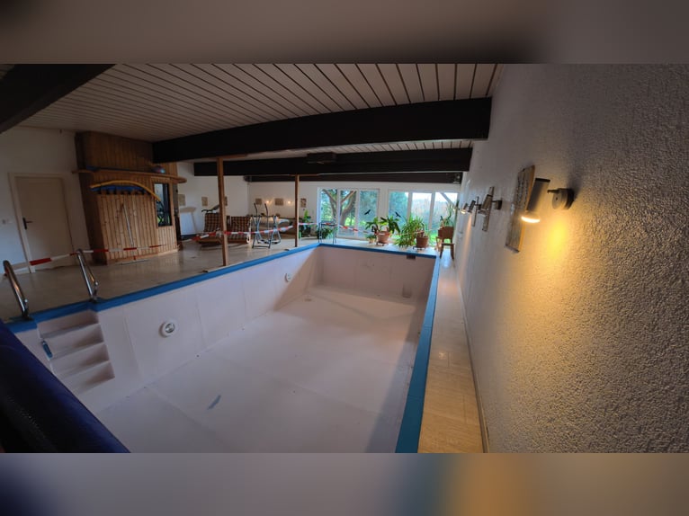 Libertad en 17 hectáreas: Amplia finca en ubicación aislada con pista de equitación, piscina y reser