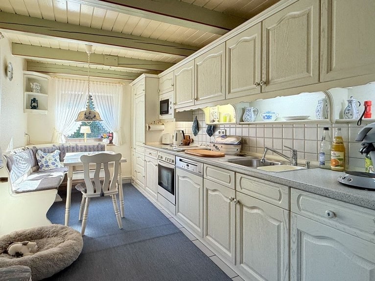 Paradies für Pferdeliebhaber: Reetdachanwesen auf ca. 3,38 ha großen Grundstück mit Nebengebäuden