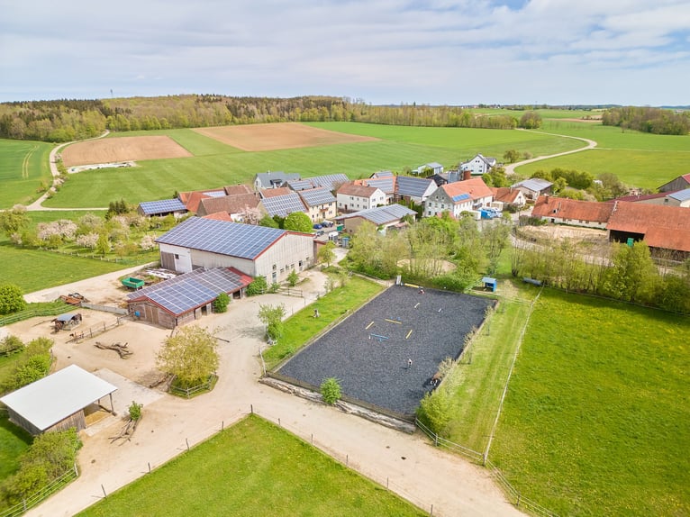 Pferdegerechte Reitanlage zu verkaufen inkl. Aktivstall & PV-Anlage (160 kWp) in Baden-Württemberg!