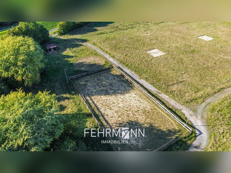 Propiedad exclusiva con villa, instalaciones ecuestres y complejo cubierto junto a un lago privado e