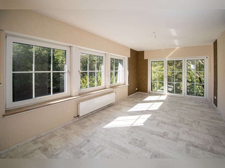 Propiedad exclusiva con villa, instalaciones ecuestres y complejo cubierto junto a un lago privado e