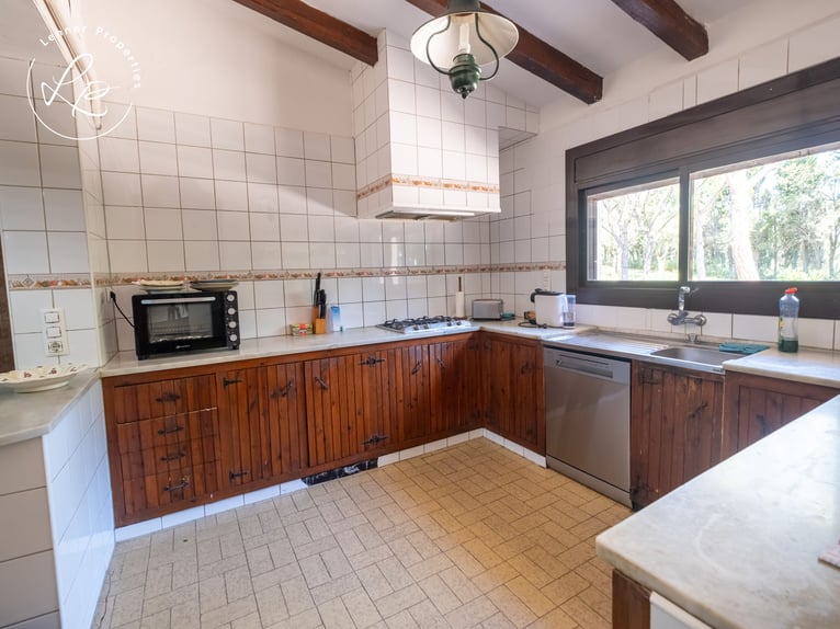 Reitanwesen mit Wohnhaus in Spanien, an der Costa Brava, nur 10 Minuten von den Stränden entfernt.