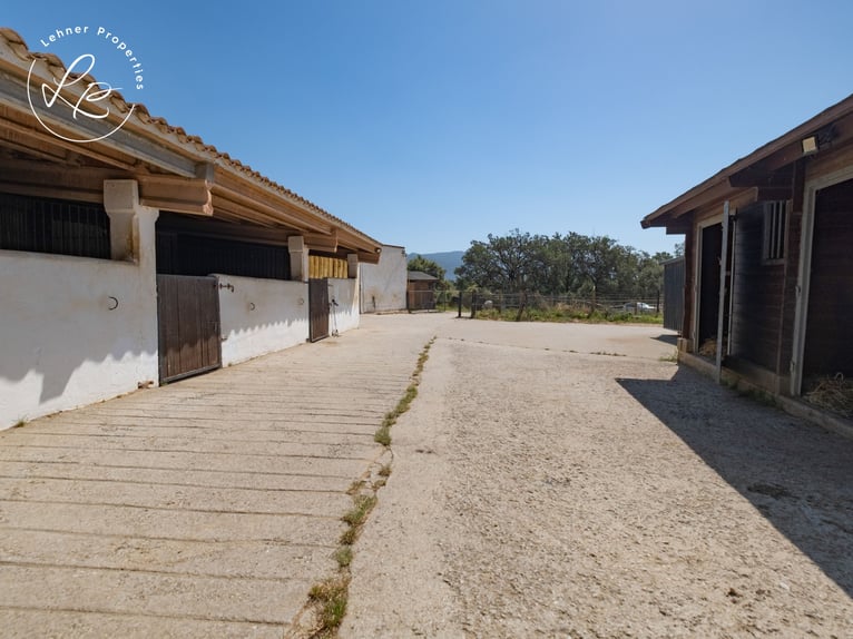 Reitanwesen mit Wohnhaus in Spanien, an der Costa Brava, nur 10 Minuten von den Stränden entfernt.