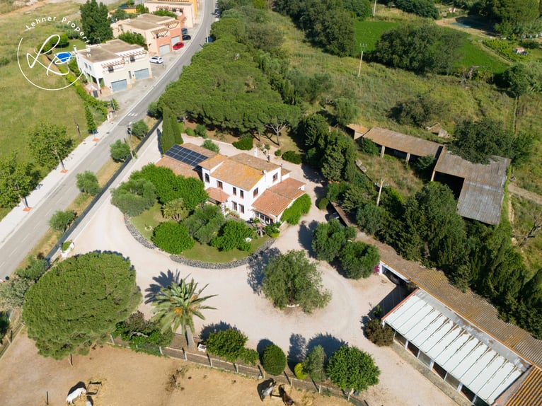 Reitanwesen mit Wohnhaus in Spanien, an der Costa Brava, nur 10 Minuten von den Stränden entfernt.