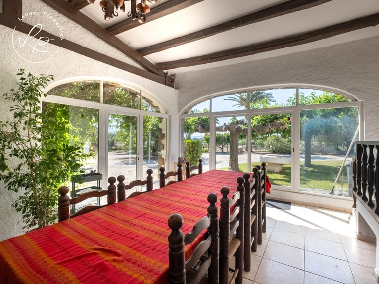 Reitanwesen mit Wohnhaus in Spanien, an der Costa Brava, nur 10 Minuten von den Stränden entfernt.