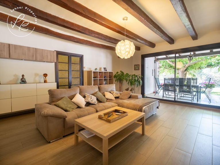 Reitanwesen mit Wohnhaus in Spanien, an der Costa Brava, nur 10 Minuten von den Stränden entfernt.
