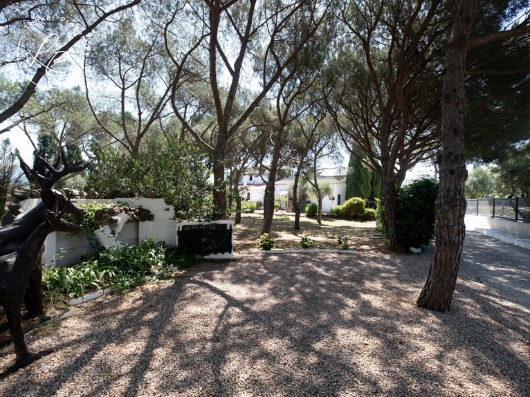Reitanwesen mit Wohnhaus in Spanien, an der Costa Brava, nur 10 Minuten von den Stränden entfernt.